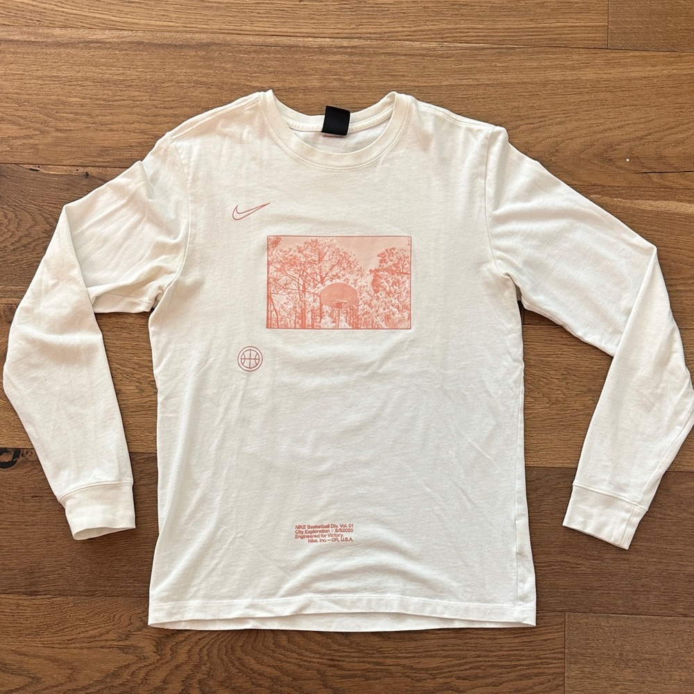 Nike Men's white Long Sleeve Basketball Tee with Peach Graphic